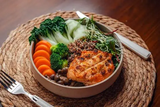 Woman eating healthy foods during her menstrual cycle.