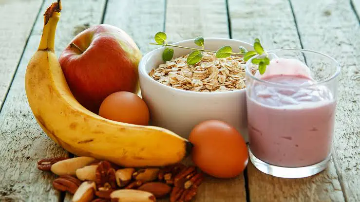 Woman eating healthy foods during her menstrual cycle.